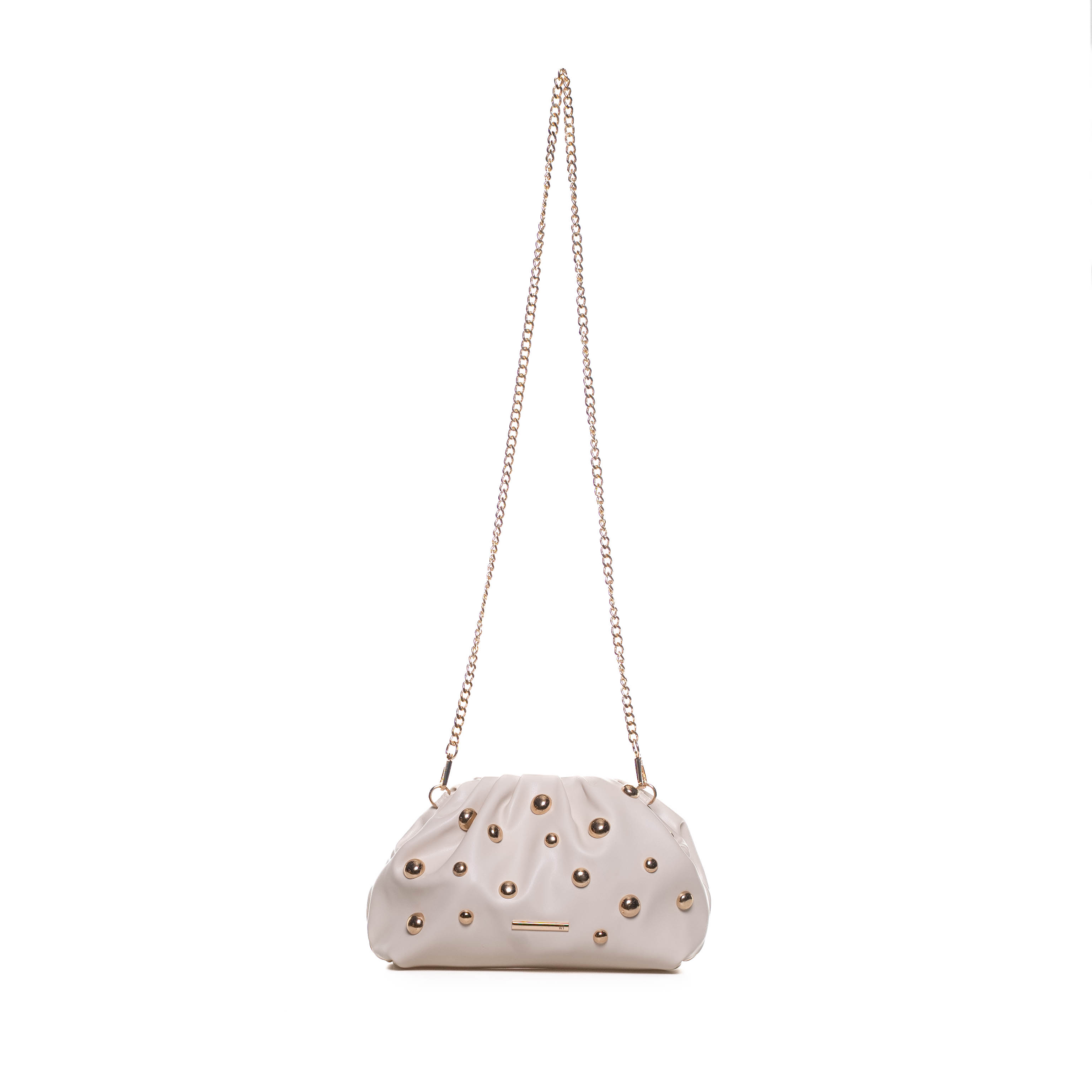 Bolsa clutch feminina off white com esferas metálicas douradas e alça de corrente dourada estendida